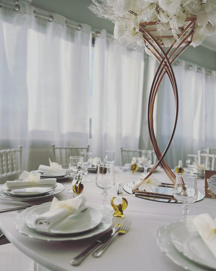table theme blanc et doré